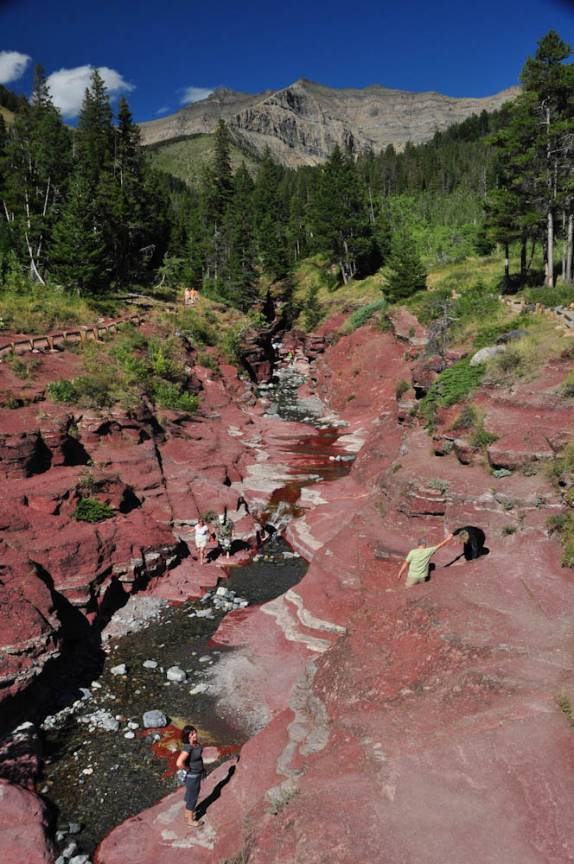 Caminhando no Red Canyon, no Waterton Park, em Alberta, no Canadá